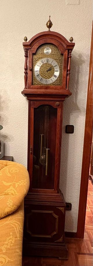 Reloj de pie de madera