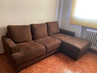 Sofá chaise longue efecto piel marrón