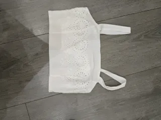 Top blanco con bordado