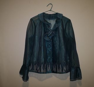 Blusa verde con volantes y estampado