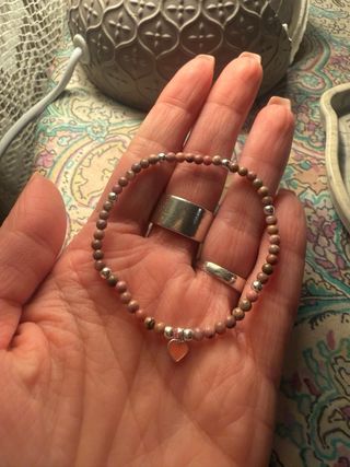 Pulsera de plata con mineral rosa