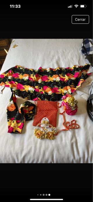 Traje de flamenca negro y multicolor