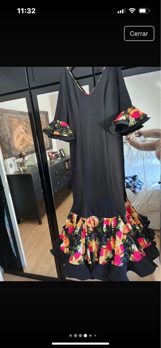 Traje de flamenca negro y multicolor