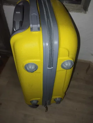 Maleta de cabina con ruedas amarilla