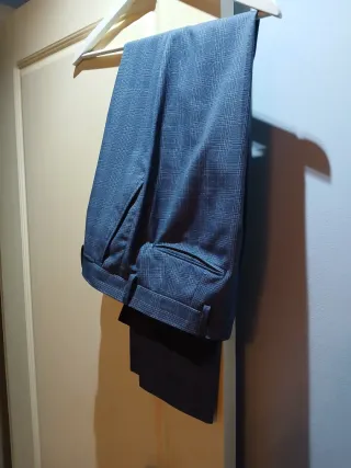 Traje de hombre a cuadros azul y gris