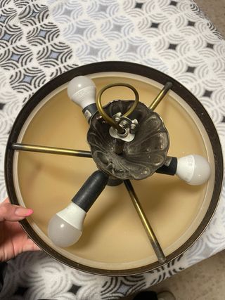 Lámpara de techo beige con detalle