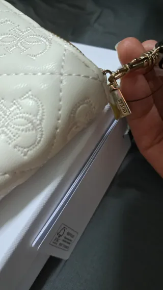 Monedero Guess Blanco y Dorado