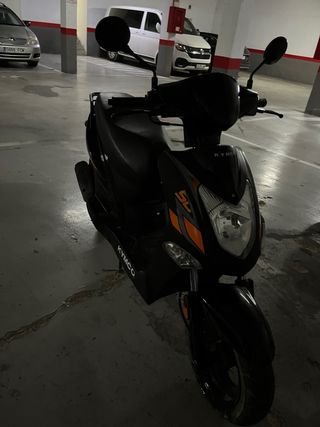Kymco Scooter Negro/Naranja Automático