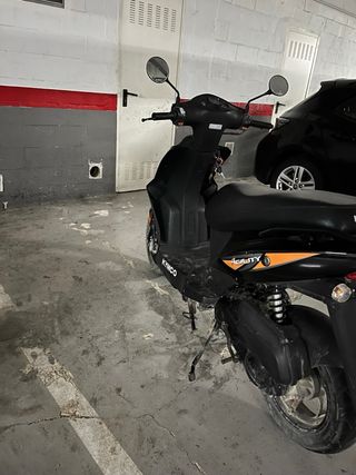 Kymco Scooter Negro/Naranja Automático