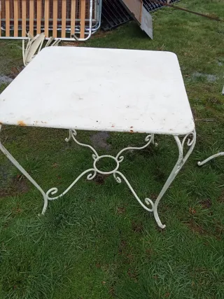 Mesa de jardín blanca de metal