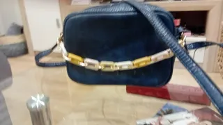 Bolso azul con cadena dorada