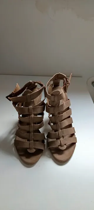 Sandalias de tacón beige y marrón