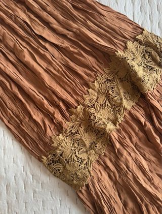 Vestido largo marrón con encaje