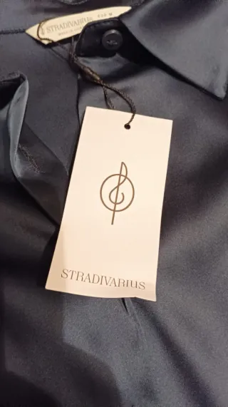 Camisa Stradivarius raso negro Talla S
