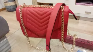 Bolso rojo con cadena dorada