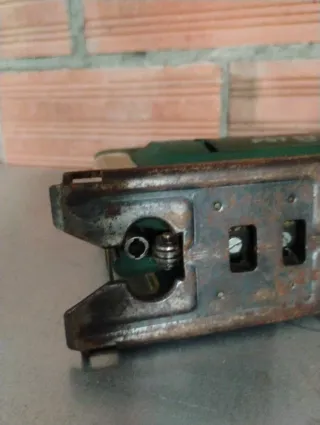 Caladora Bosch falta muelle y tornillo de sierra