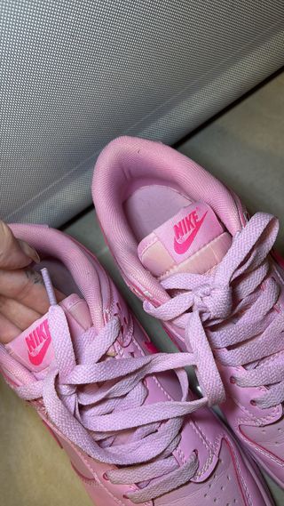 Nike Dunk Low Rosa Claro c/ Swoosh Rosa Choque