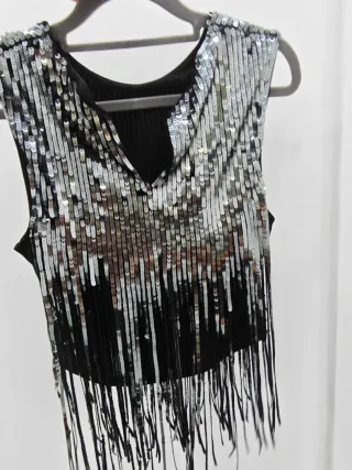 Top lentejuelas plateadas y flecos