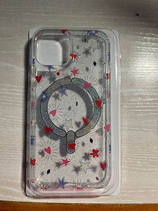 Funda iPhone 13 con estrellas y corazones