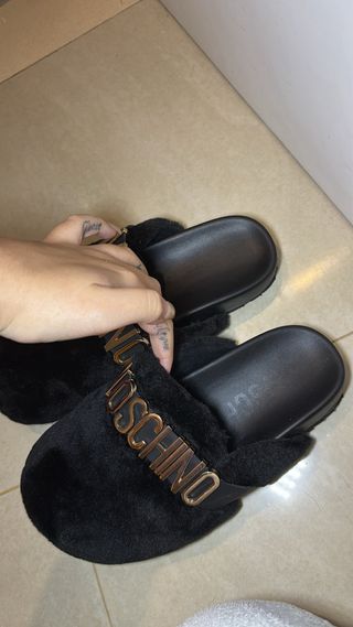 Chinelo Moschino Preto Dourado