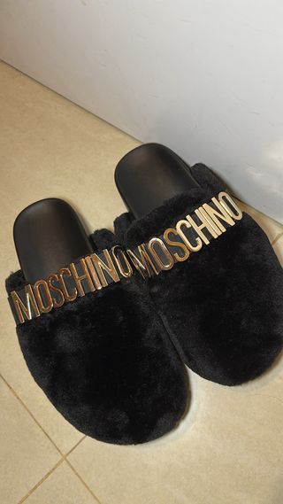 Chinelo Moschino Preto Dourado