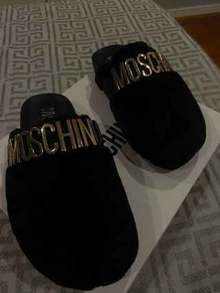 Chinelo Moschino Preto Dourado
