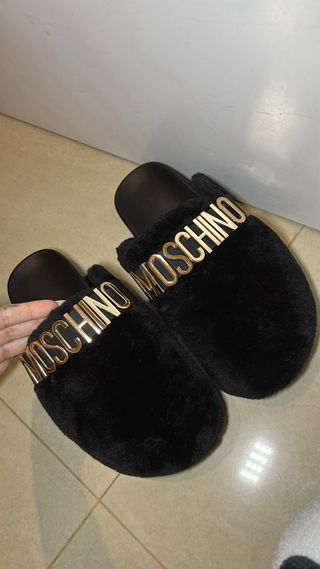Chinelo Moschino Preto Dourado