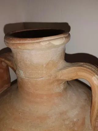 Cántaro de barro. Muy antiguo hecho a mano