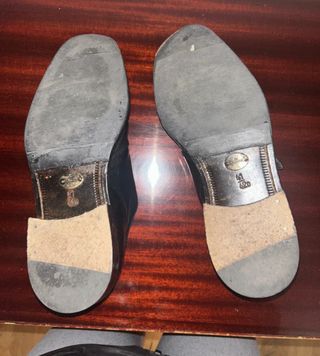 Zapatos de vestir negros con hebilla. Son talla 41