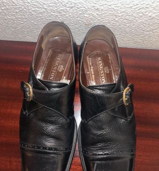Zapatos de vestir negros con hebilla. Son talla 41