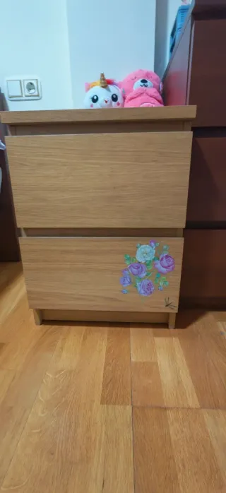 Set di mobili in legno con cassettiera e tavolini