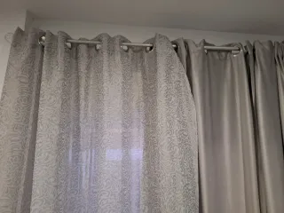 Cortinas Beige y Gris y barra