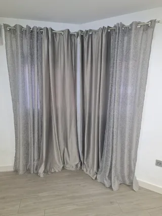 Cortinas grises y barras