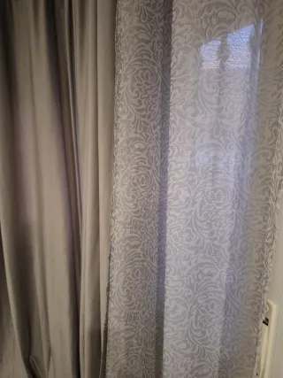 Cortinas grises y barras