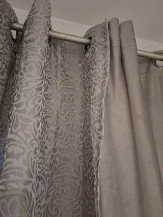 Cortinas grises y barras