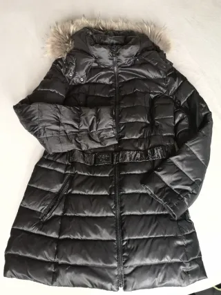 Plumífero negro con capucha y cinturón