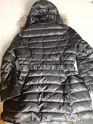 Plumífero negro con capucha y cinturón