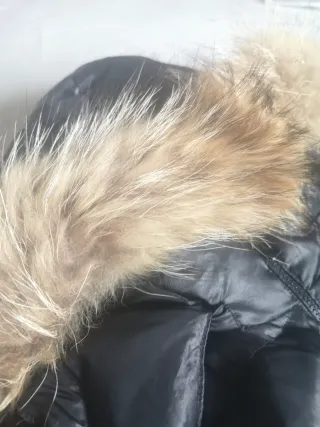 Plumífero negro con capucha y cinturón