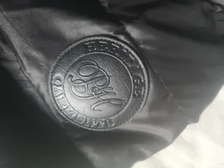 Plumífero negro con capucha y cinturón