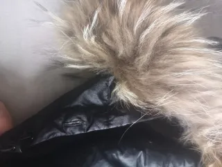 Plumífero negro con capucha y cinturón