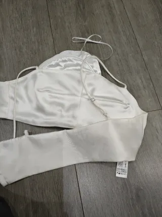 Top blanco con flores de satén