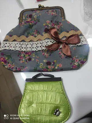 Monederos florales y verde cocodrilo