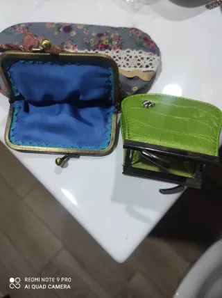 Monederos florales y verde cocodrilo