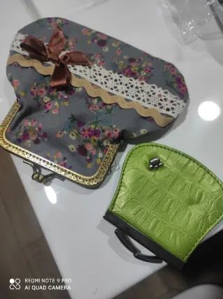 Monederos florales y verde cocodrilo