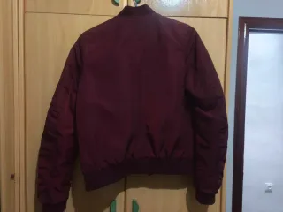 Chaqueta bomber burdeos mujer.