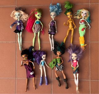 Lote de 9 muñecas tipo bratz monster high