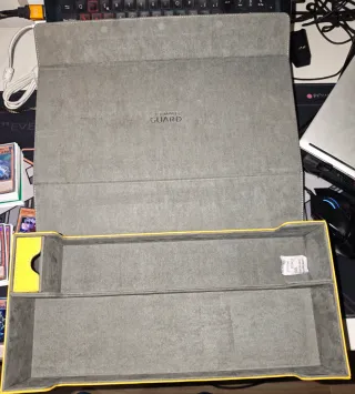 Ultimate Guard Superhive 550+ Xenoskin Amarillo