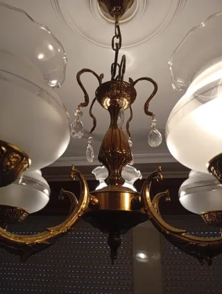 Lámpara de techo dorada y cristal