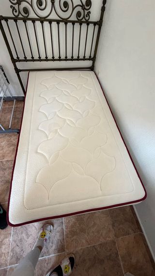 Cama con colchón y somier
