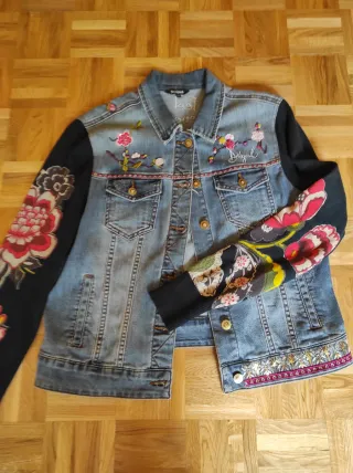 Cazadora Desigual bordada Talla M/L